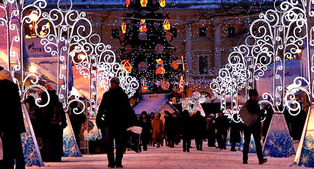 People visit Christmas fair in Alexandrovskiy Garden in St. Petersburg, December 14, 2010.